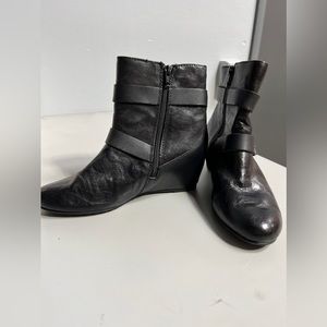 COMFORTIVA black buckle boots sz8